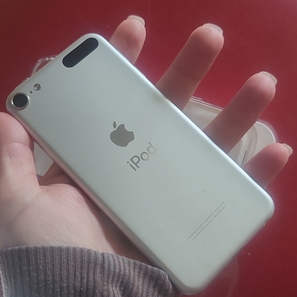 7th generation Like new iPod touch _ purchased from Apple store $388 - Picture 6 of 8